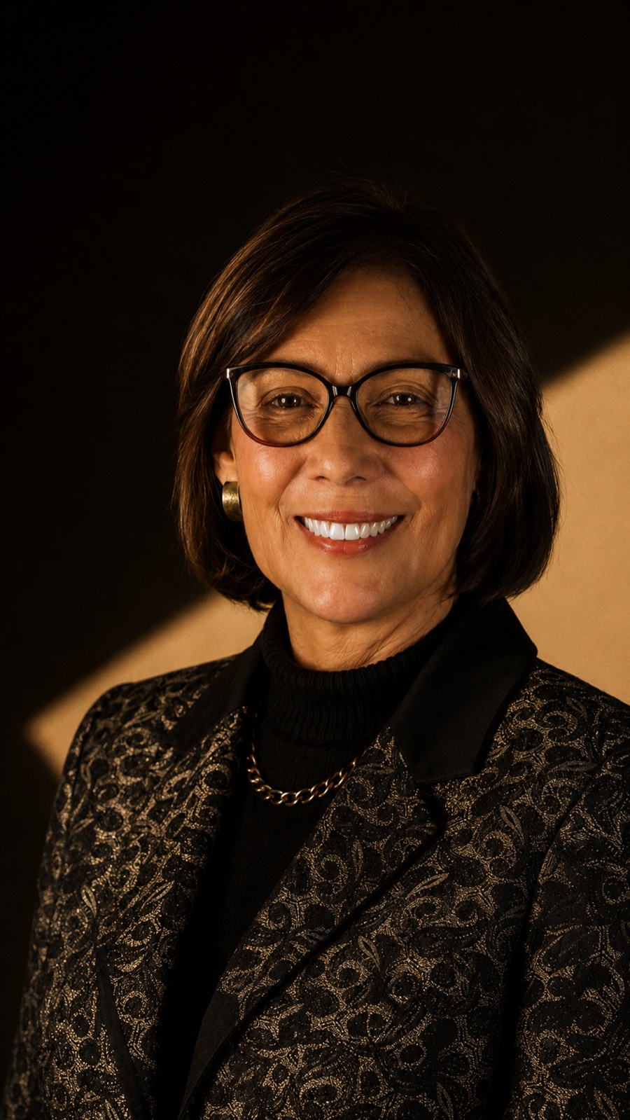 Antonieta em retrato com blazer preto e dourado